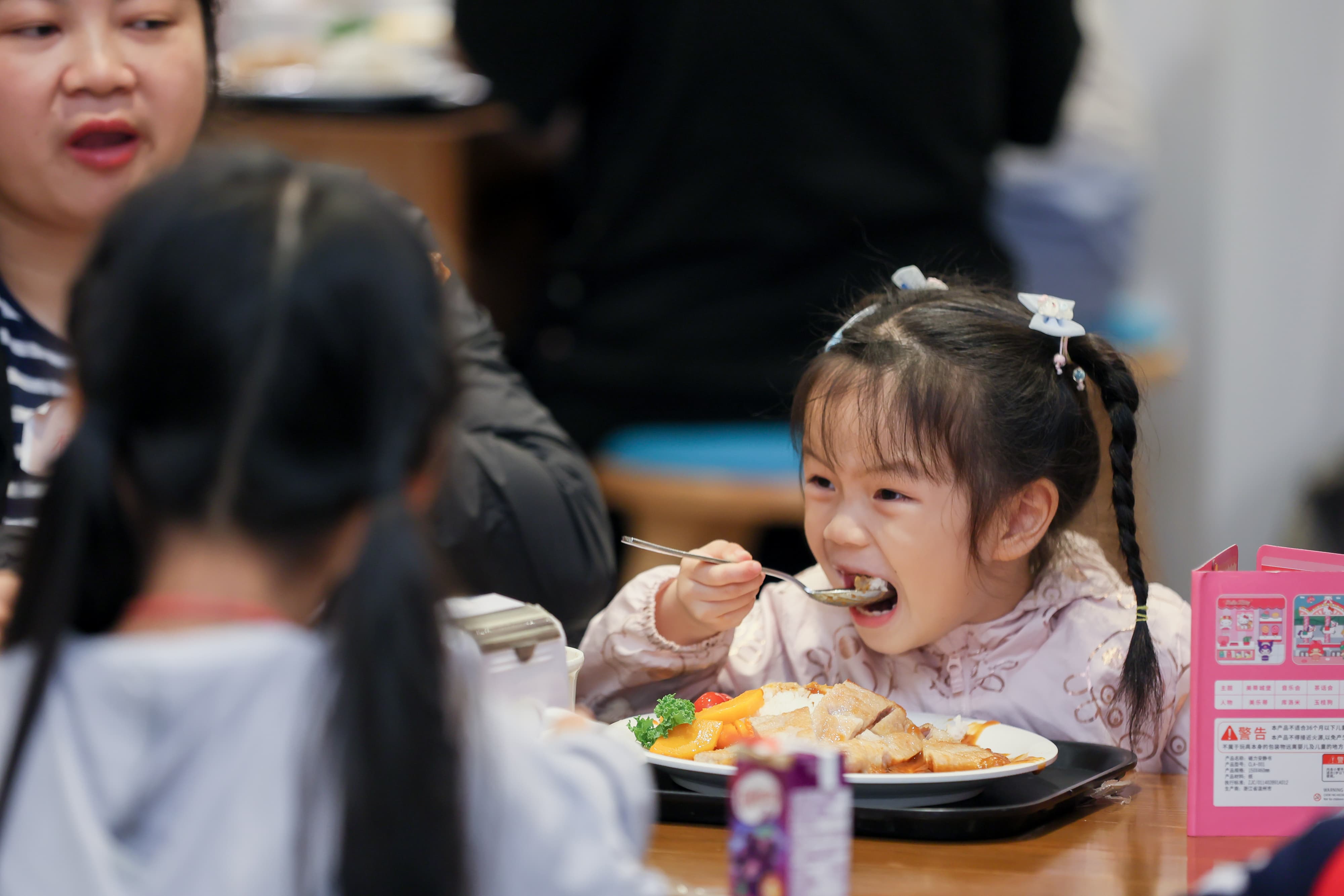 成立「童心飯堂」